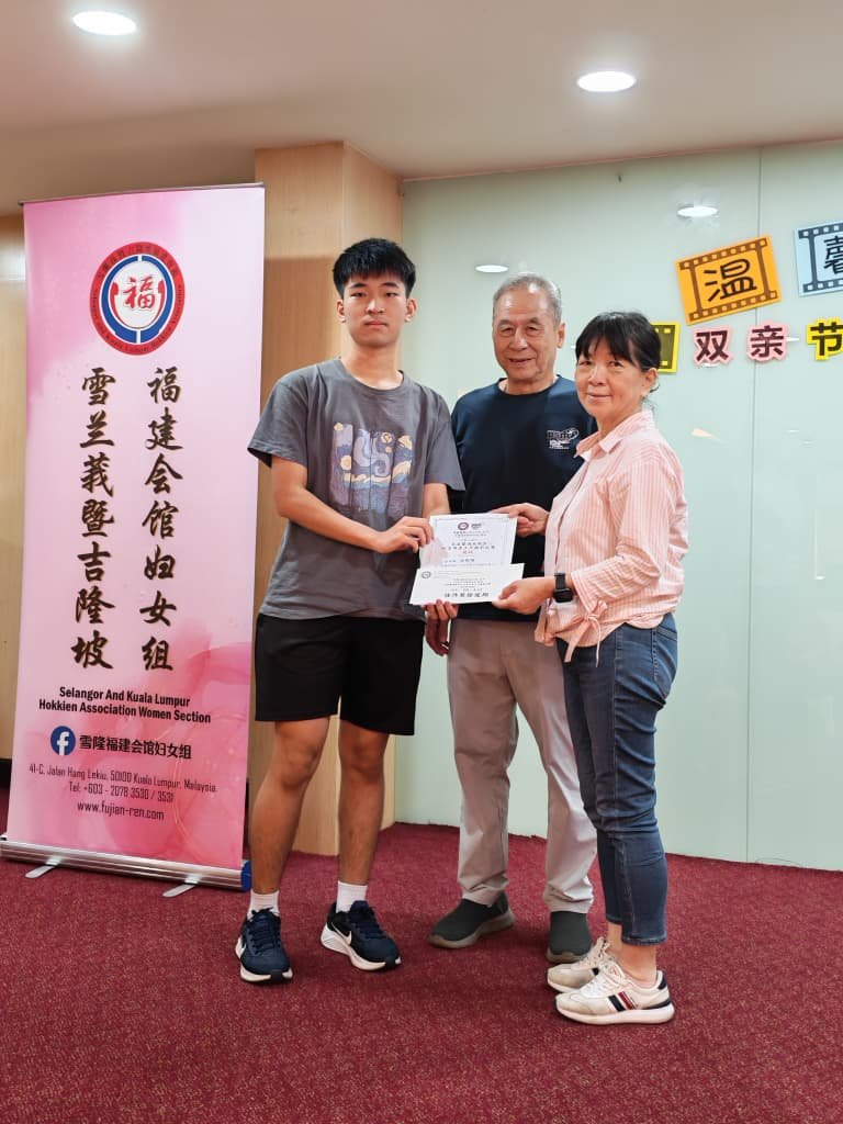得奖学生接受颁奖