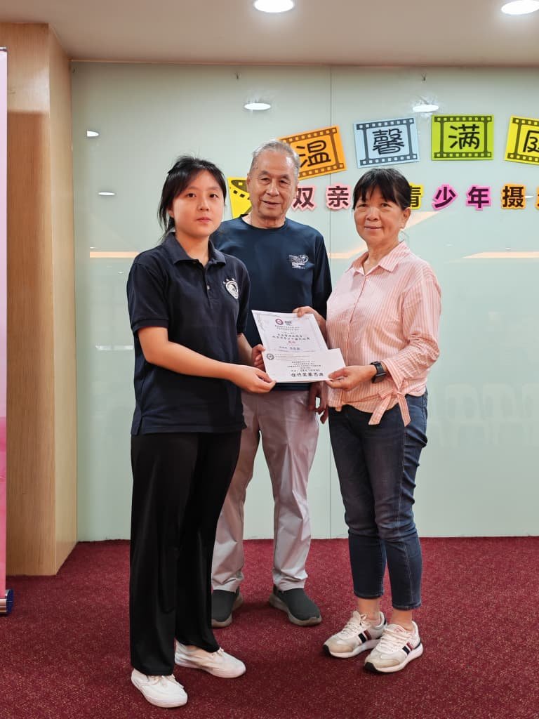 得奖学生接受颁奖
