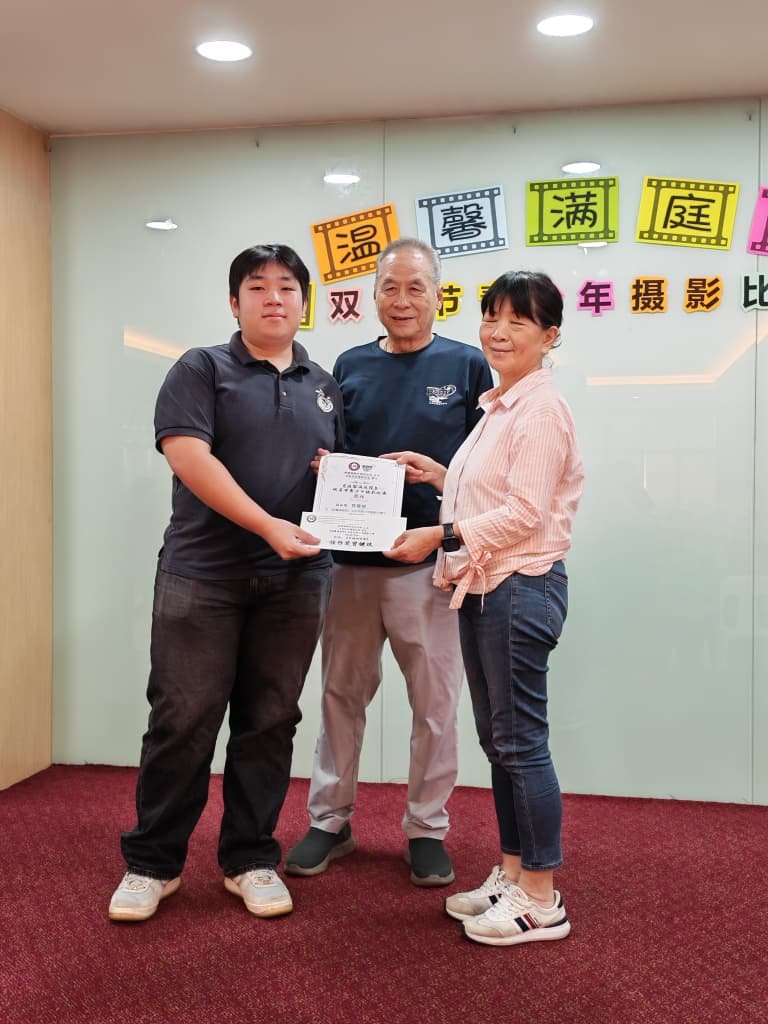 得奖学生接受颁奖