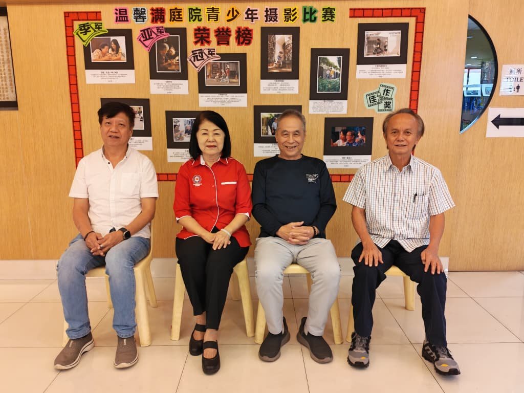嵌宾在得奖作品荣誉榜前留影